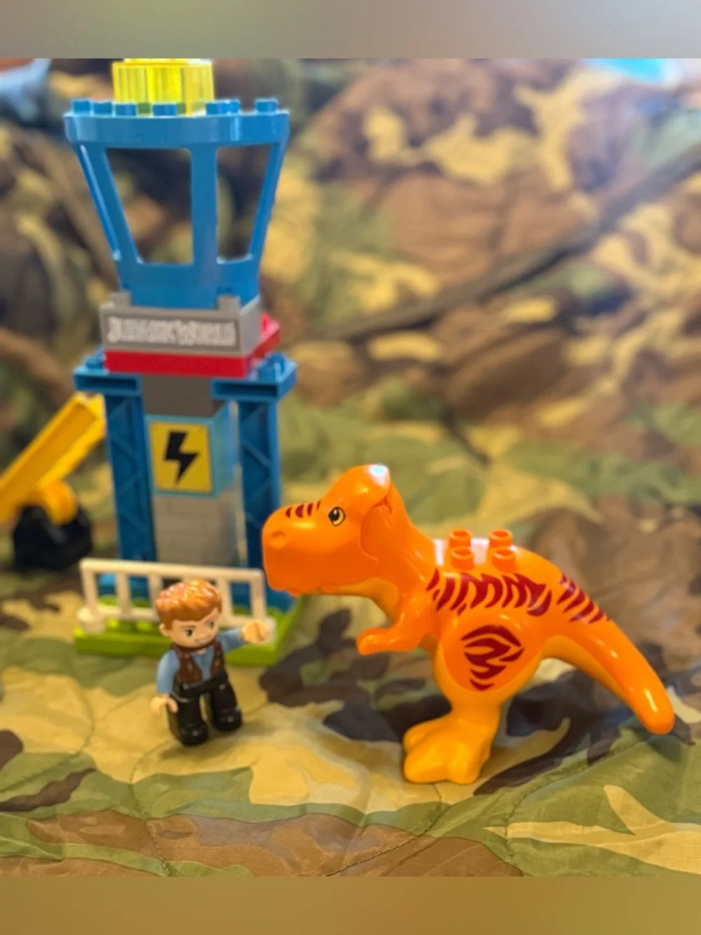 LEGO Jurassic World DUPLO Set Jurassic Park Owen Grady Dinosaur - Picture 3 of 6